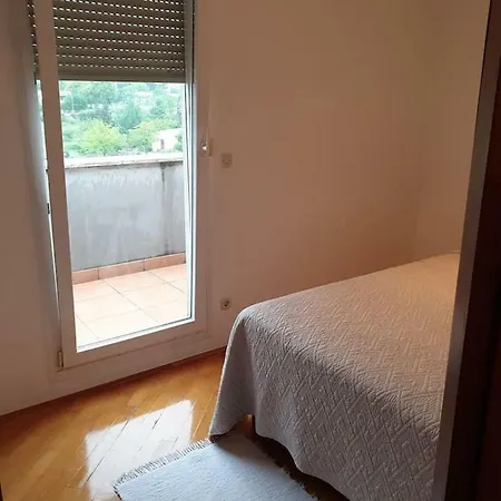 Simple And Practical Twins, Split
